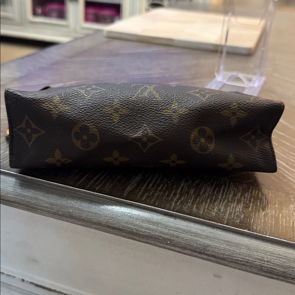 Louis Vuitton Monogram Toiletry Pouch 19 made of classic monogram canvas - Picture 3 of 8